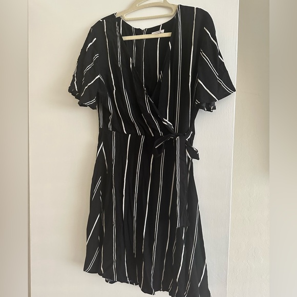 Black and white stripes faux wrap dress - Picture 2 of 5